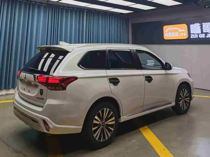 Фото 7 - Mitsubishi Outlander