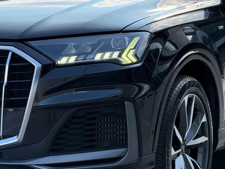 Фото 8 - Audi Q7