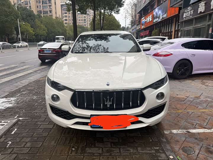 Фото 2 - Maserati Levante