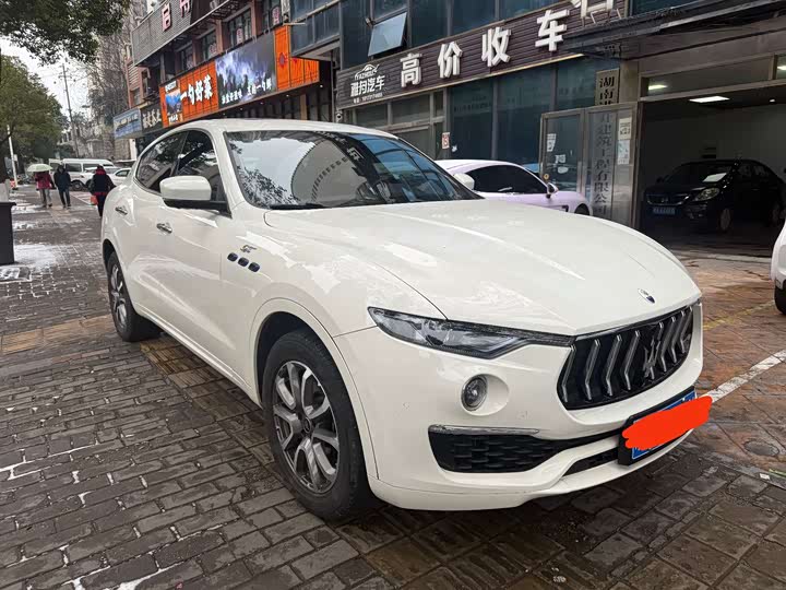 Фото 3 - Maserati Levante