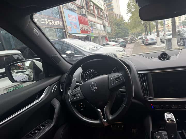 Фото 9 - Maserati Levante