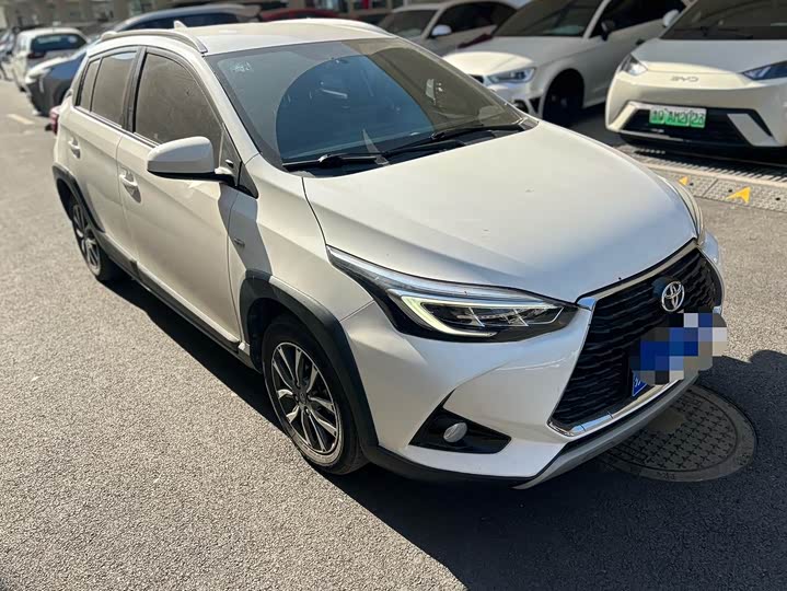 Фото 3 - Toyota Yaris L Hatchback