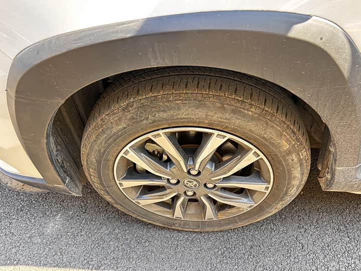 Фото 4 - Toyota Yaris L Hatchback