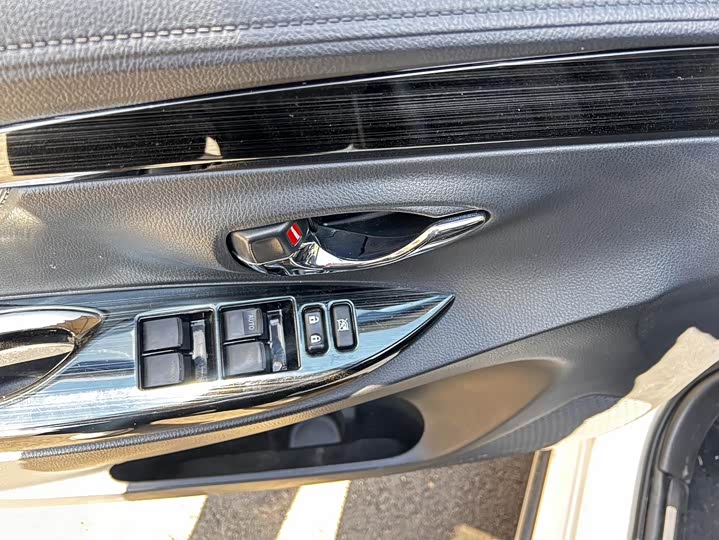 Фото 5 - Toyota Yaris L Hatchback