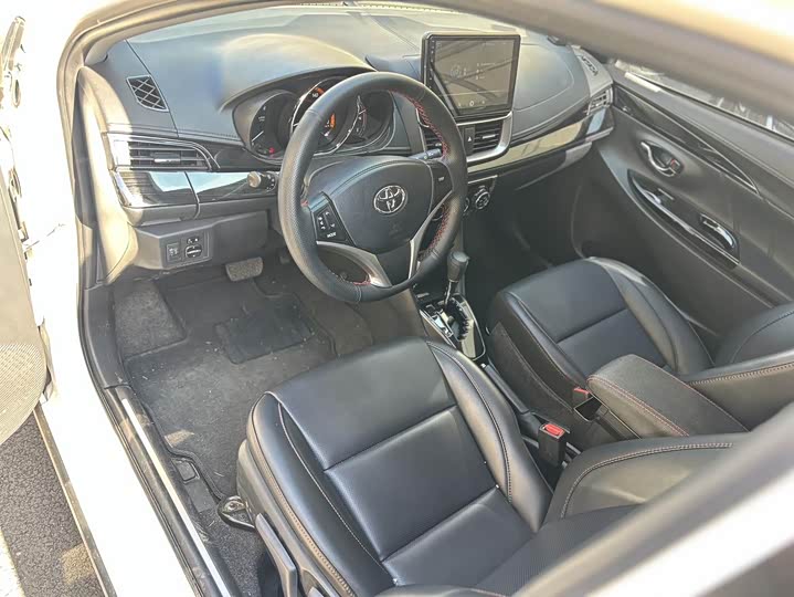 Фото 6 - Toyota Yaris L Hatchback