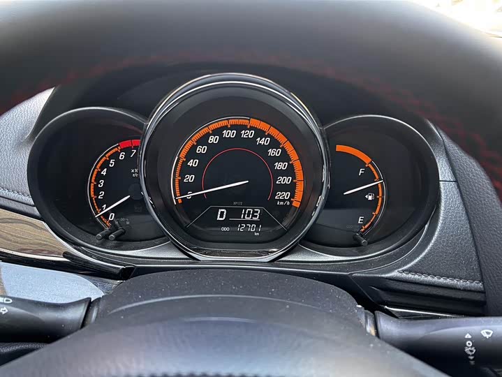 Фото 7 - Toyota Yaris L Hatchback