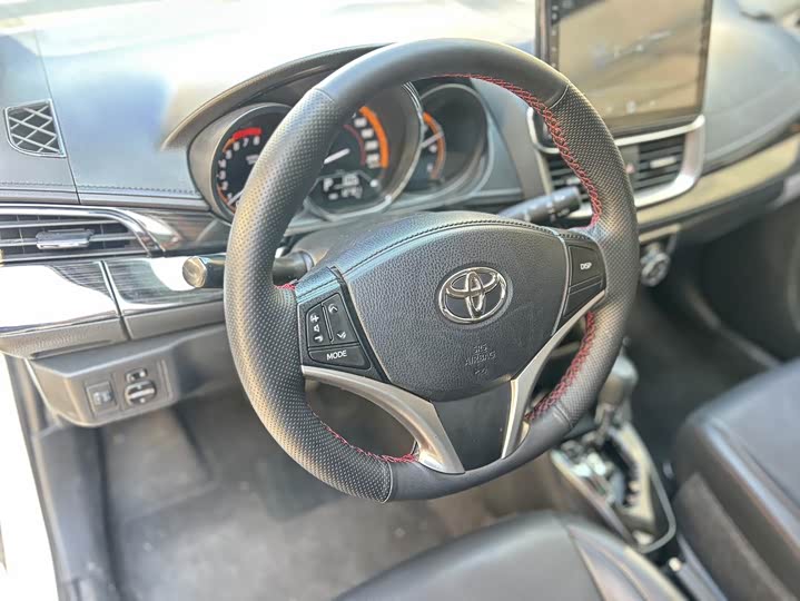 Фото 8 - Toyota Yaris L Hatchback