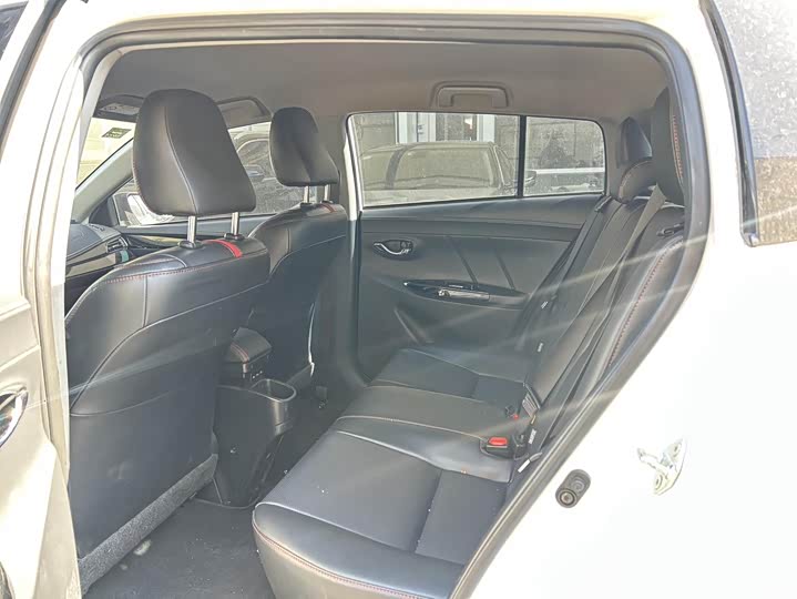 Фото 9 - Toyota Yaris L Hatchback