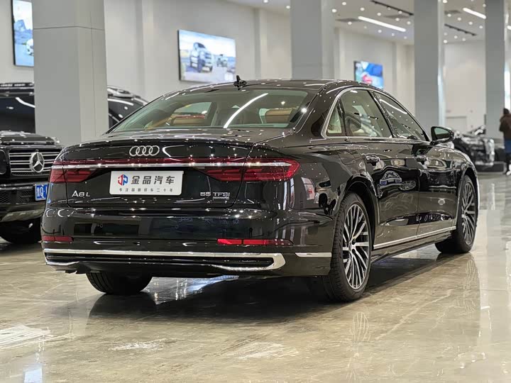 Фото 4 - Audi A8