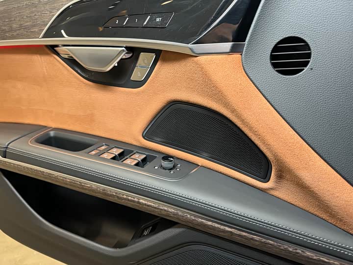 Фото 9 - Audi A8