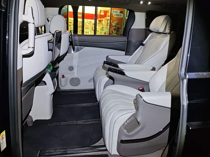 Фото 6 - Denza D9