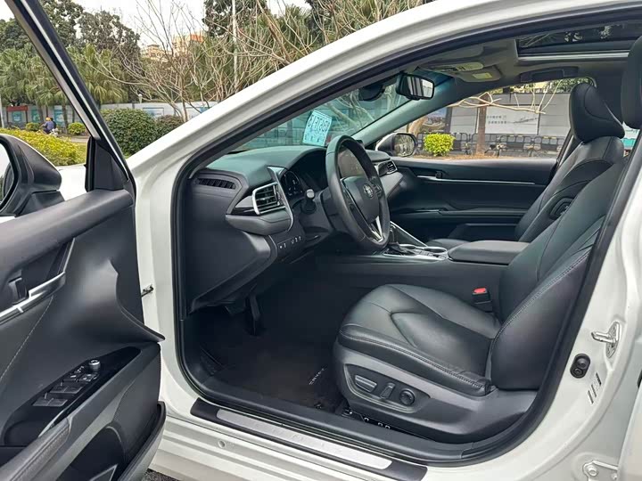 Фото 6 - Toyota Camry