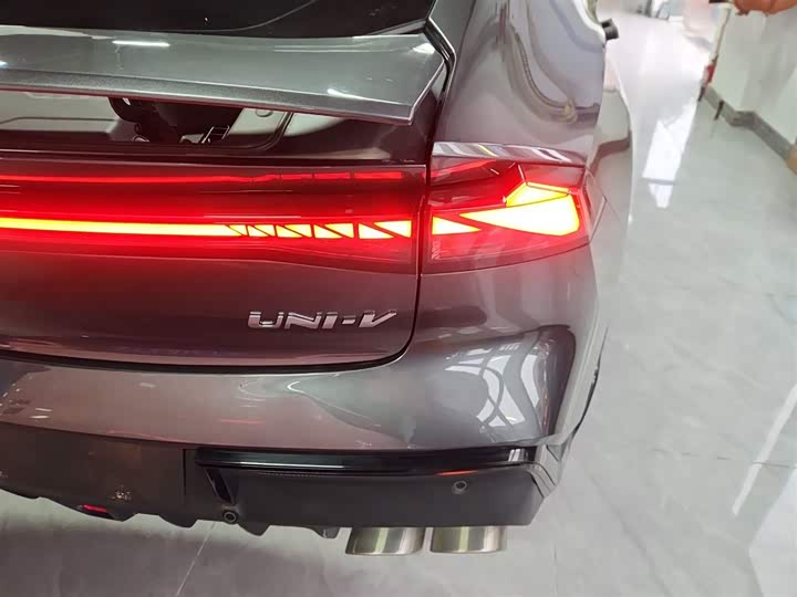 Фото 8 - Changan UNI-V