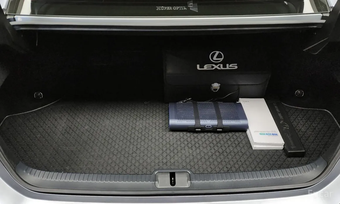 Photo 20 - Lexus ES
