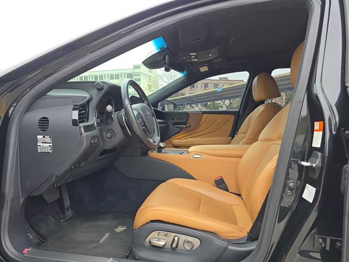 Фото 9 - Lexus LS