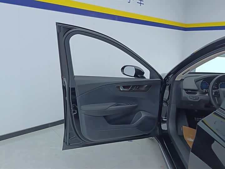 Фото 7 - Hongqi E-QM5