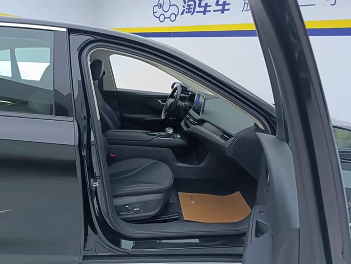 Фото 8 - Hongqi E-QM5