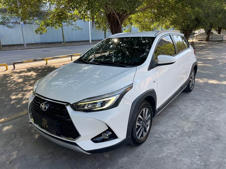 Фото 1 - Toyota Yaris L Hatchback