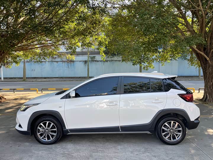 Фото 3 - Toyota Yaris L Hatchback