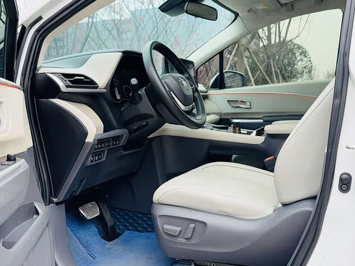 Фото 4 - Toyota Sienna