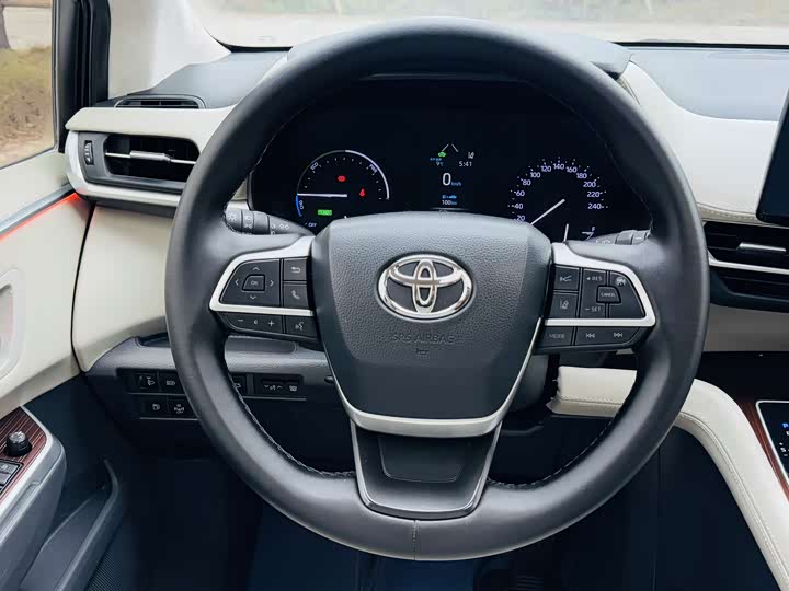 Фото 7 - Toyota Sienna