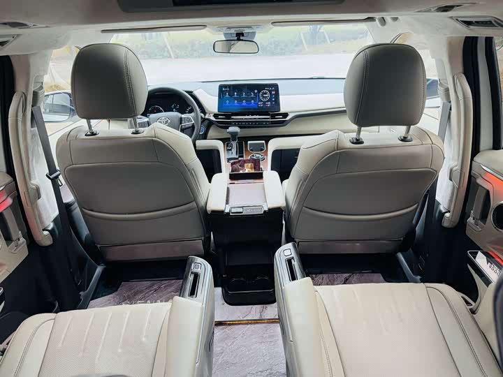 Фото 8 - Toyota Sienna