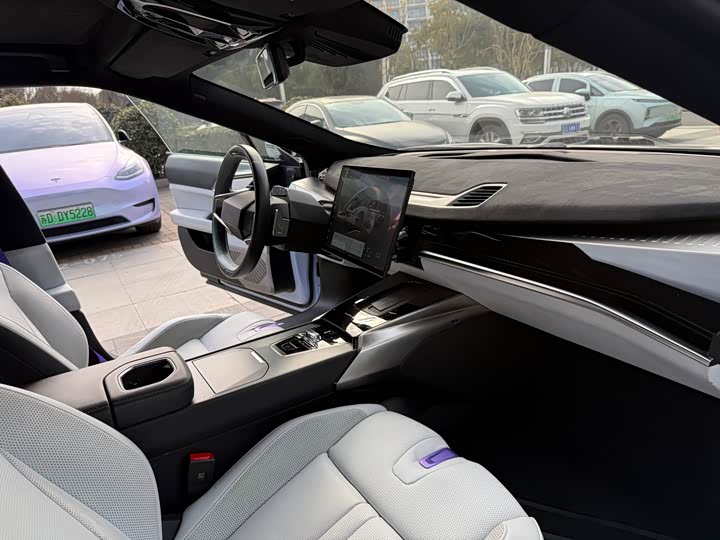 Фото 7 - HiPhi Z