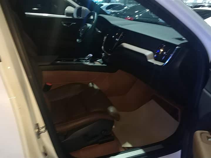 Фото 8 - Volvo XC60