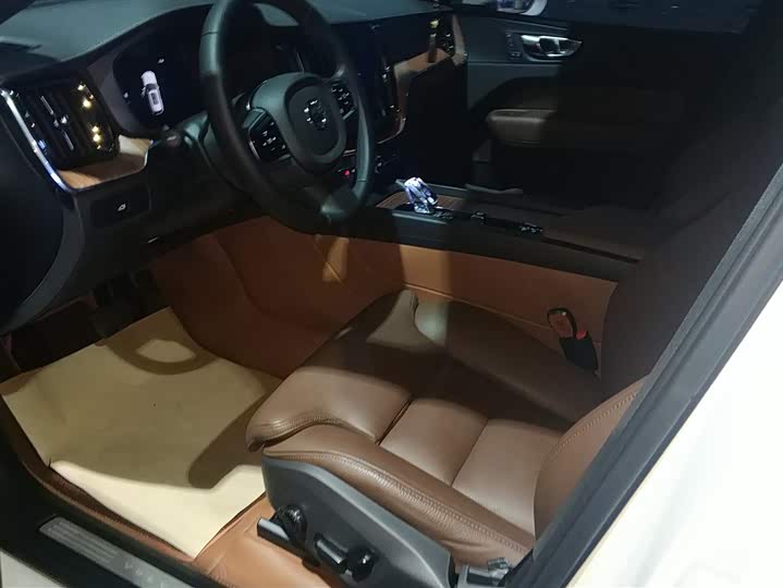 Фото 9 - Volvo XC60