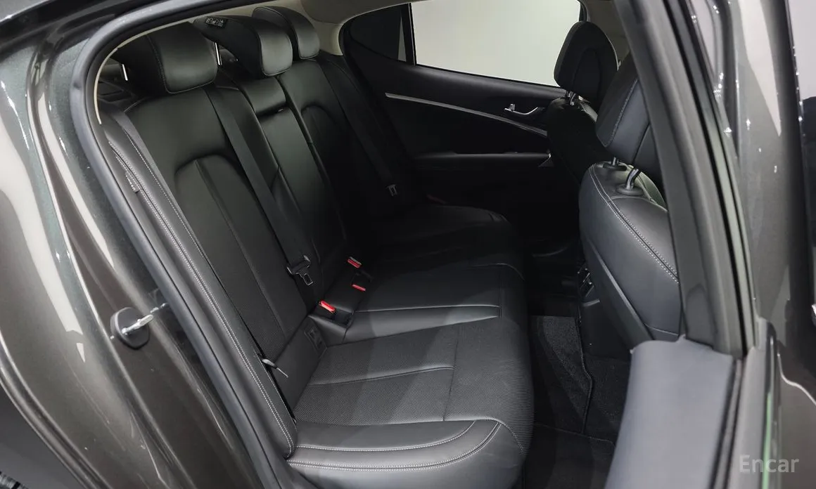 Фото 12 - Genesis G70