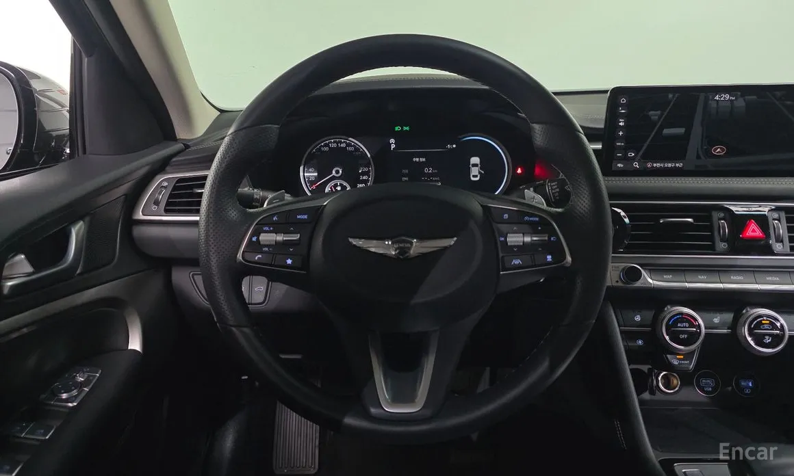 Фото 13 - Genesis G70