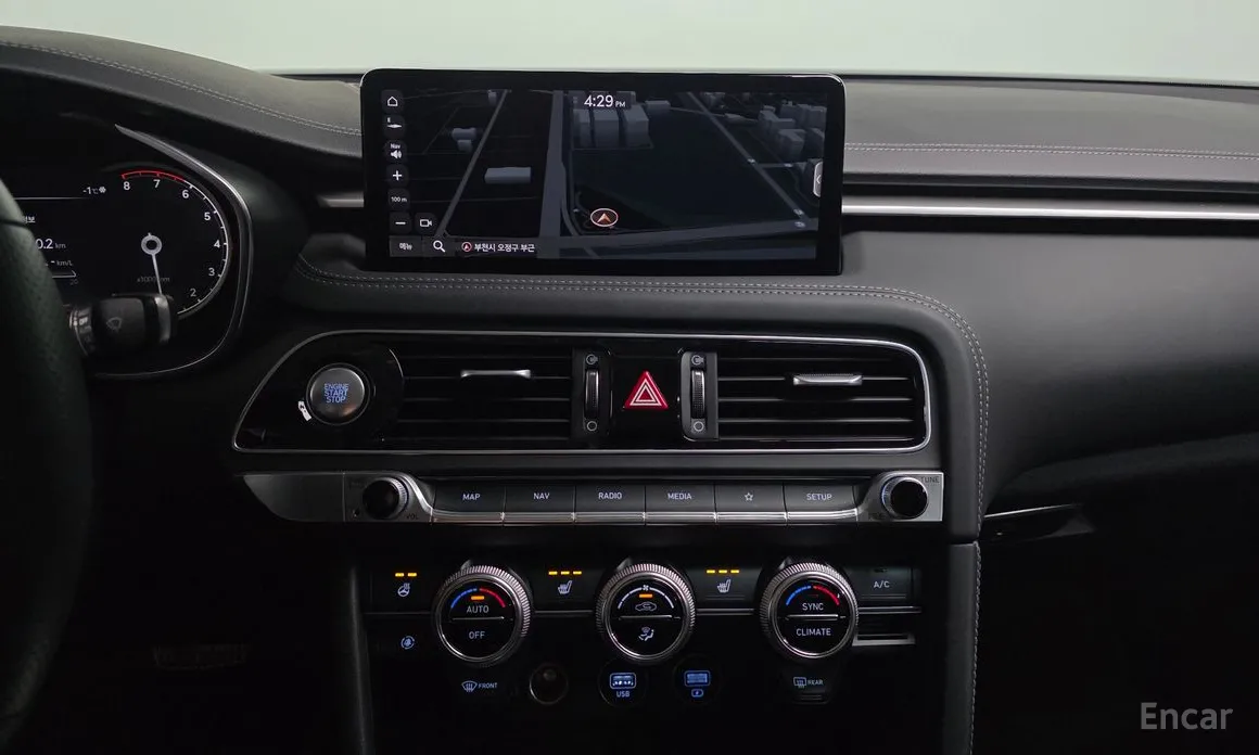 Фото 14 - Genesis G70