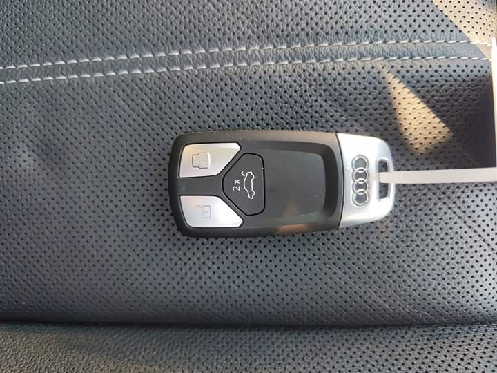 Фото 9 - Audi A4L