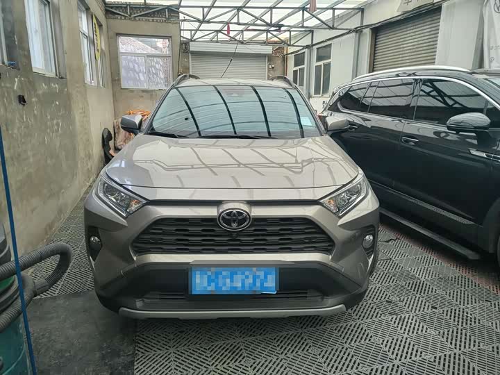 Фото 2 - Toyota RAV4