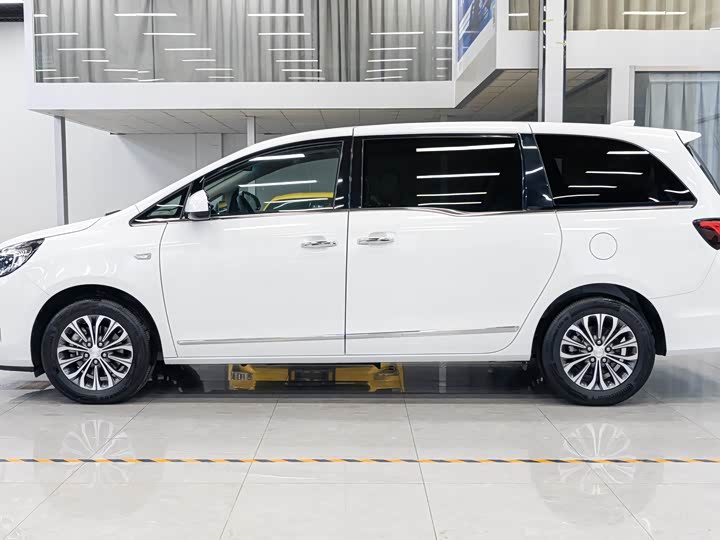 Фото 2 - Buick GL8 ES