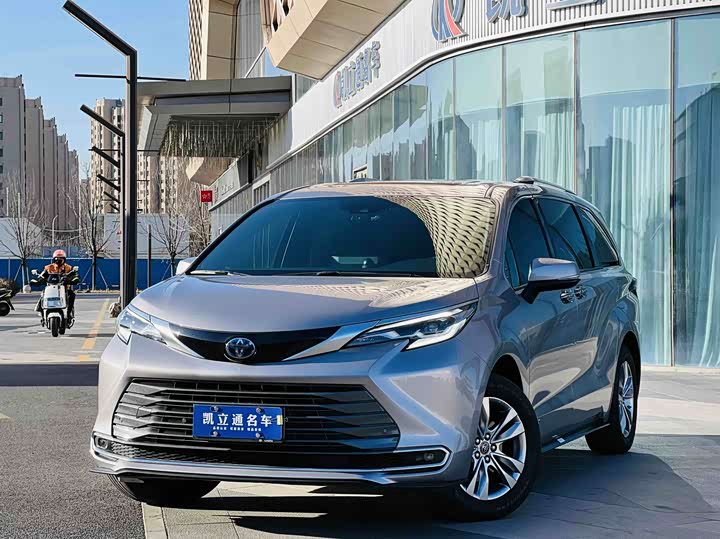 Фото 1 - Toyota Sienna