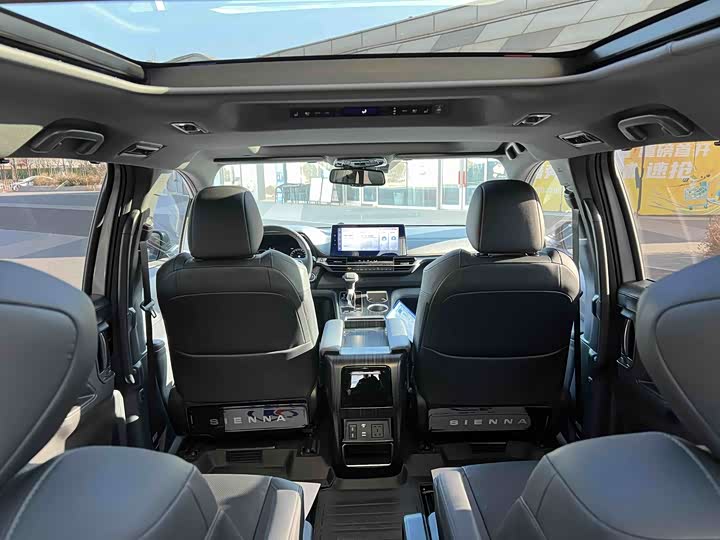 Фото 7 - Toyota Sienna