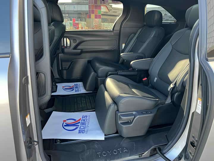 Фото 8 - Toyota Sienna