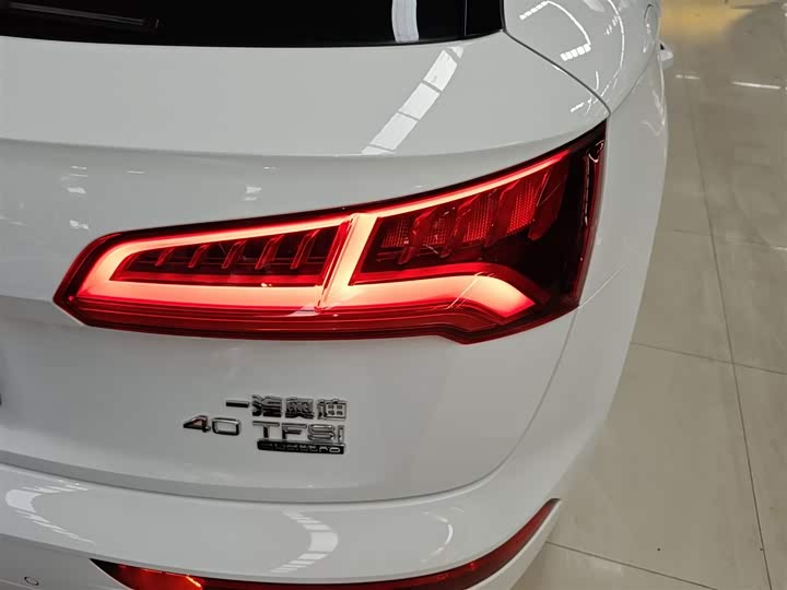 Фото 8 - Audi Q5L