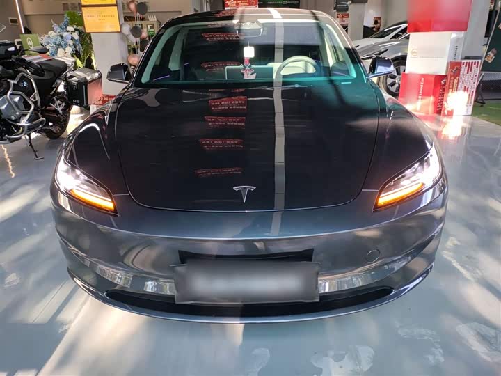 Фото 3 - Tesla Model 3