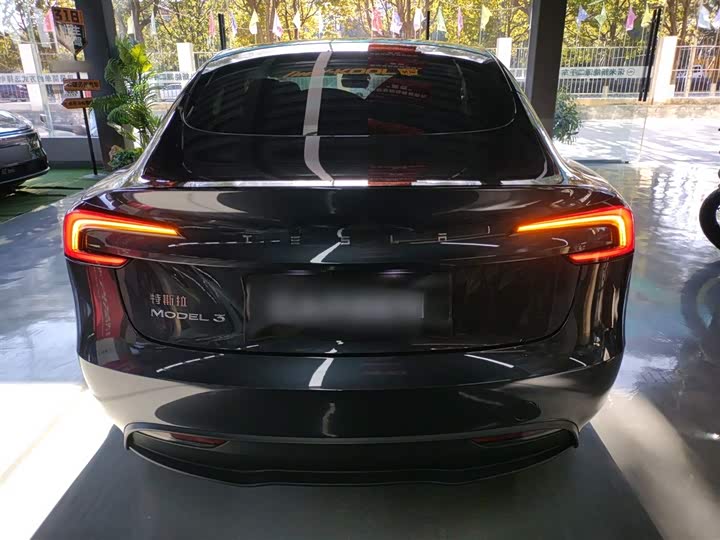 Фото 6 - Tesla Model 3