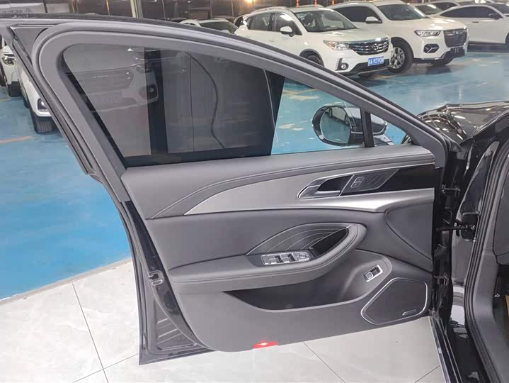 Фото 7 - Hongqi H5