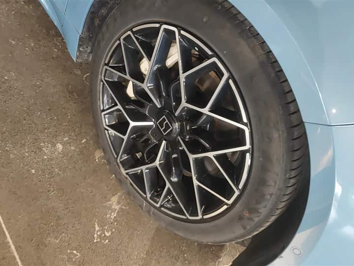 Фото 6 - Zeekr 001