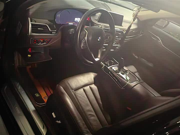 Фото 9 - BMW 7 Series