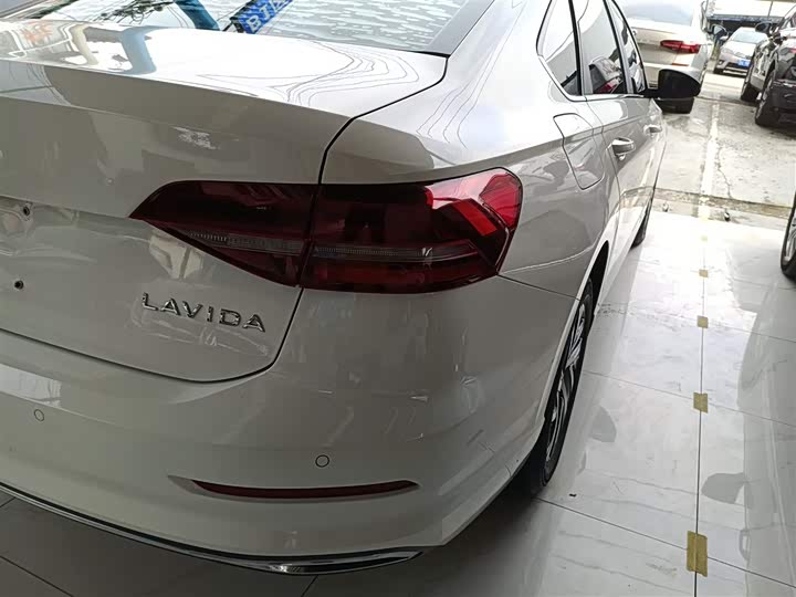 Фото 8 - Volkswagen Lavida