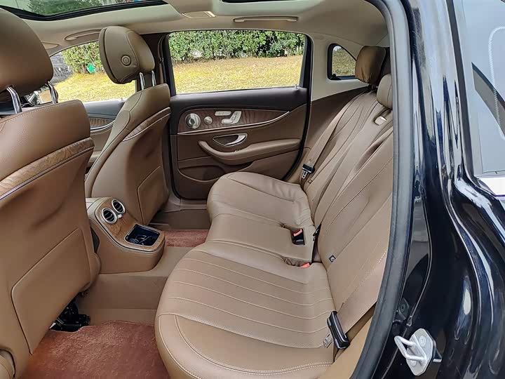 Фото 8 - Mercedes-Benz E-Class