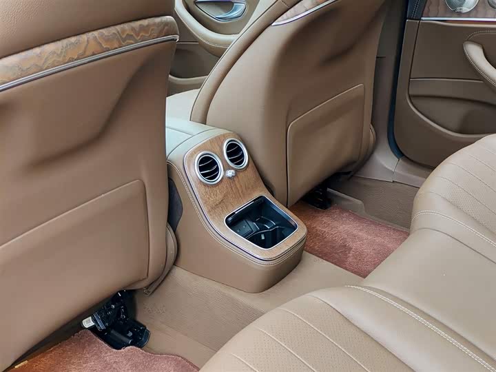 Фото 9 - Mercedes-Benz E-Class