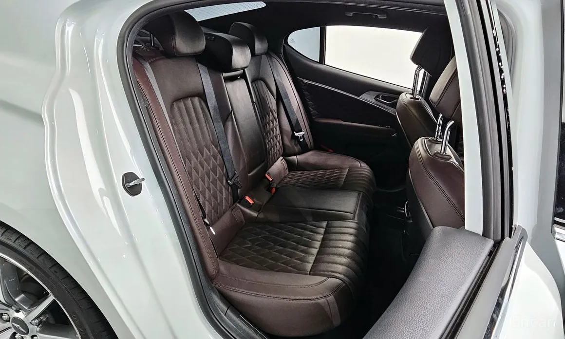 Фото 12 - Genesis G70