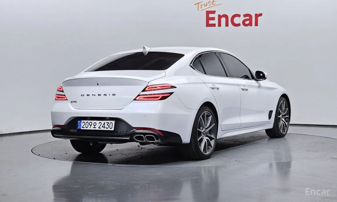 Фото 2 - Genesis G70