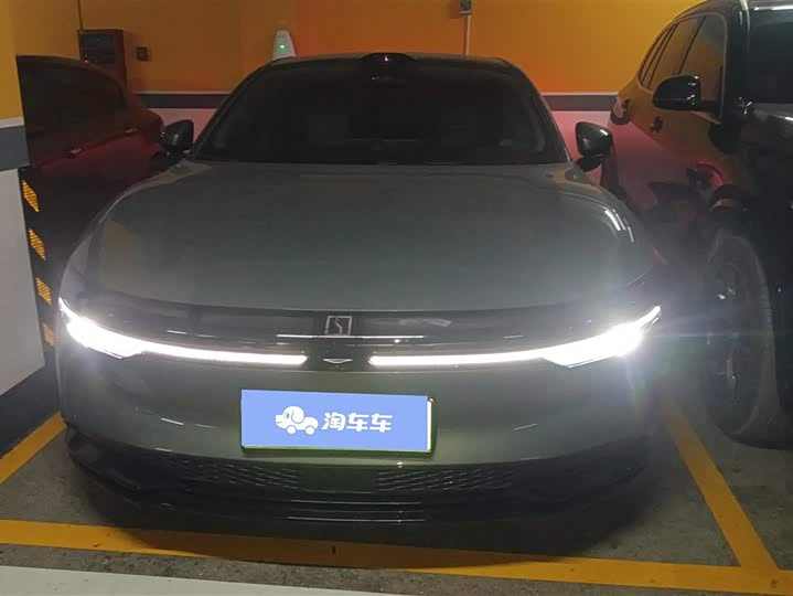 Фото 2 - Zeekr 007